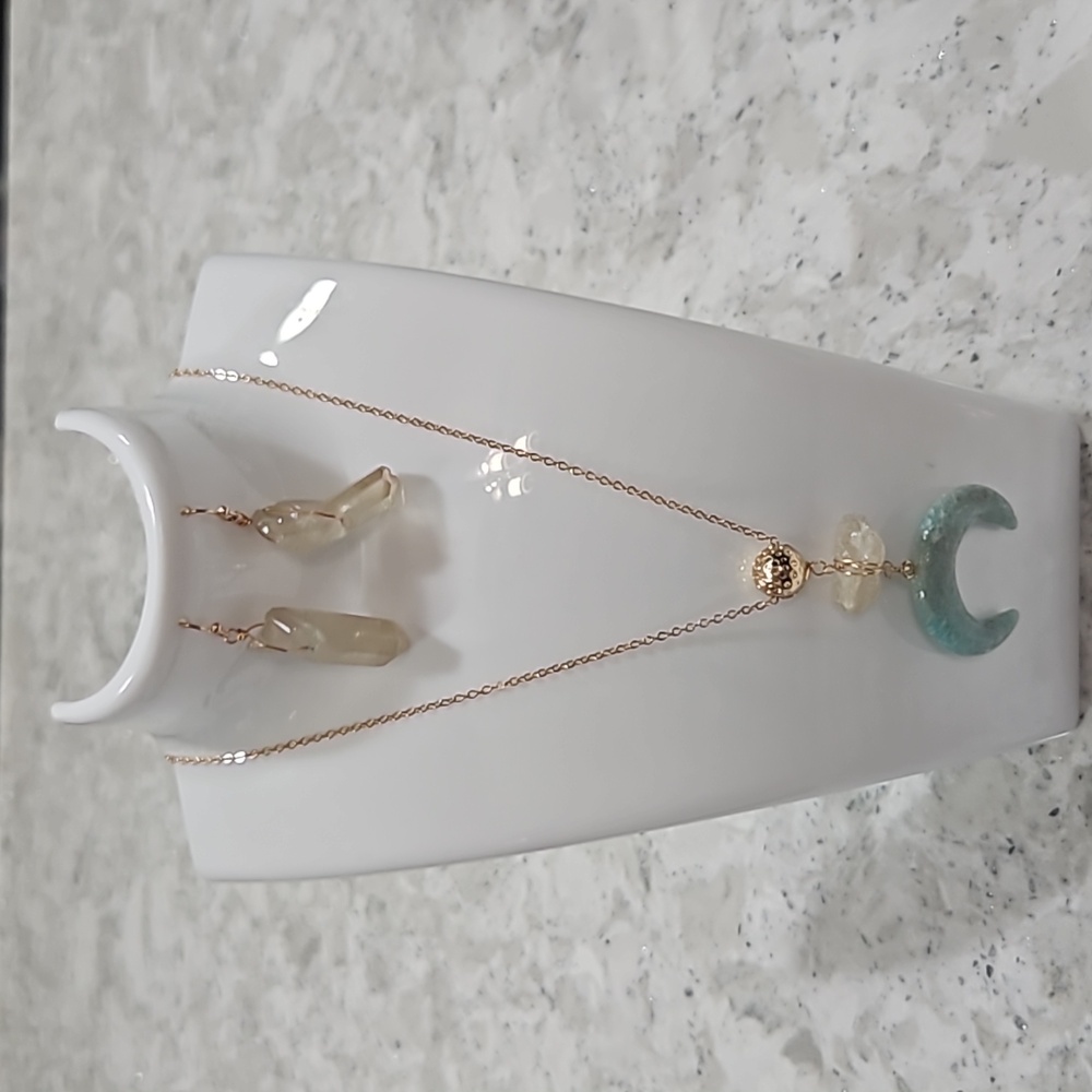 C1946 Green Stone Horn Pendant, Natural Stone,  Gold Toned Bead/Chain & Earrings